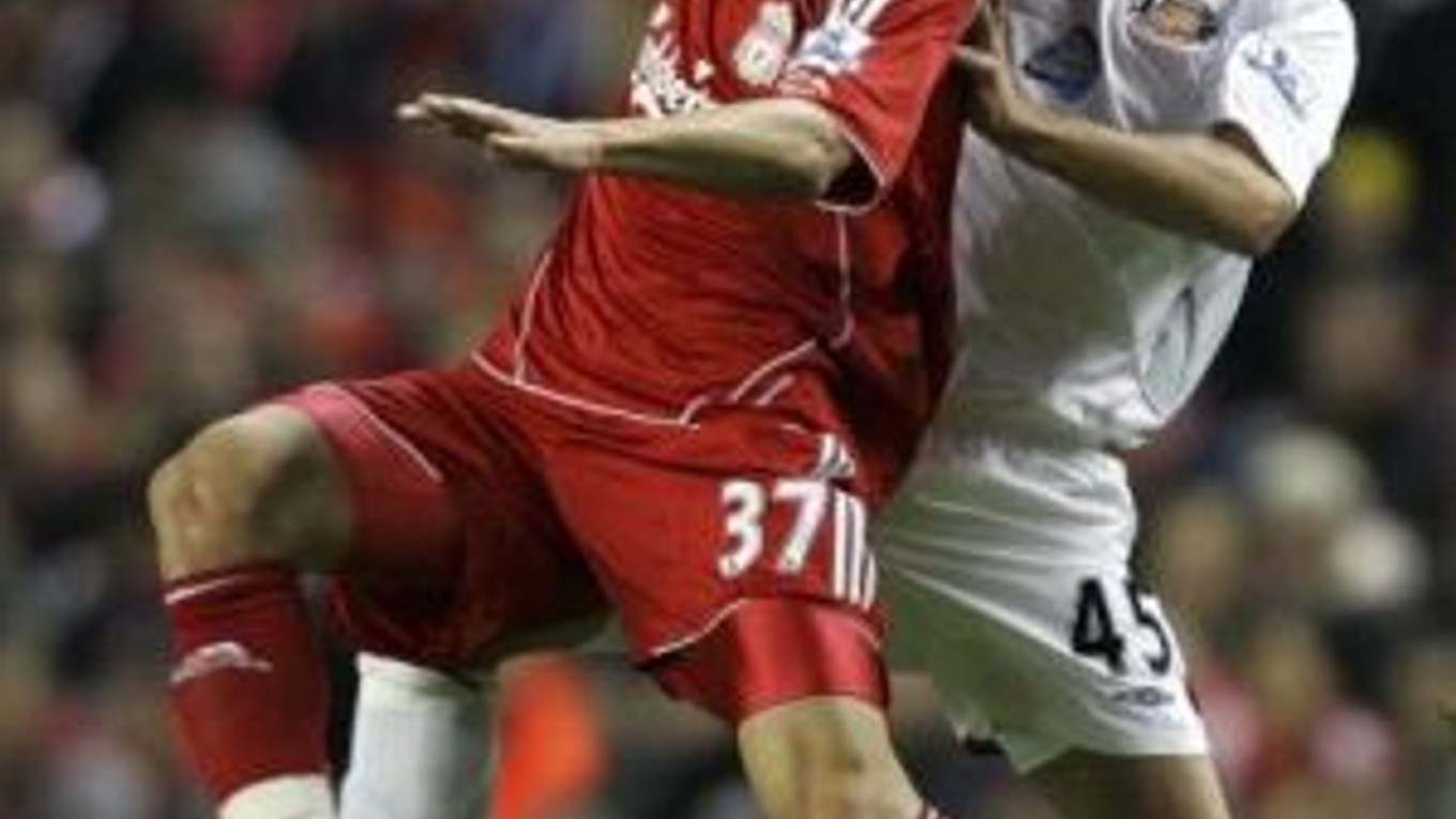 Martin Škrtel (vľavo) si pripísal na konto vydarenú premiéru v záladnej zostave Liverpoolu v Premier League. Slovenský reprezentant sa prezentoval solídnym výkonom.