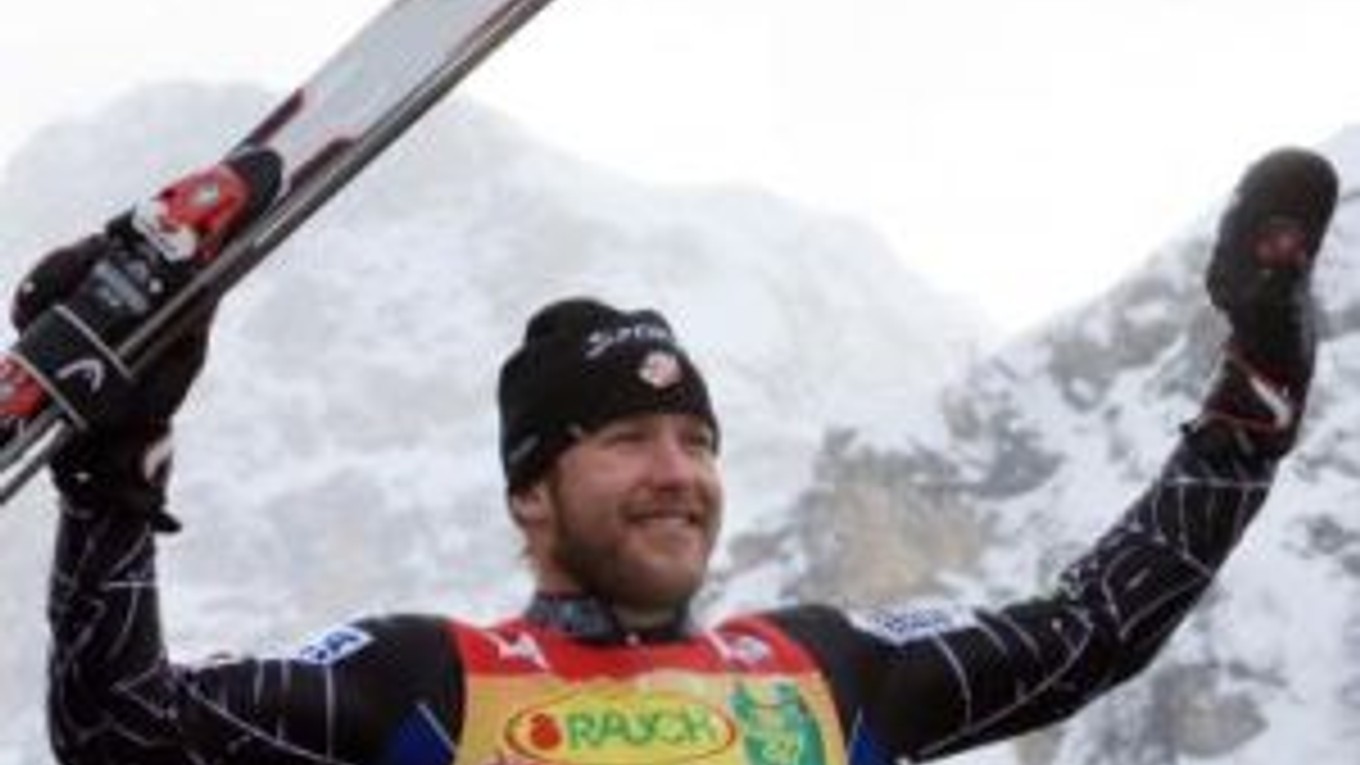 Američan Bode Miller sa raduje po víťazstve v superkombinácii SP v alpskom lyžovaní pred Chorvátmi Ivicom Kosteličom a Natkom Zrnčičom-Dimom.
