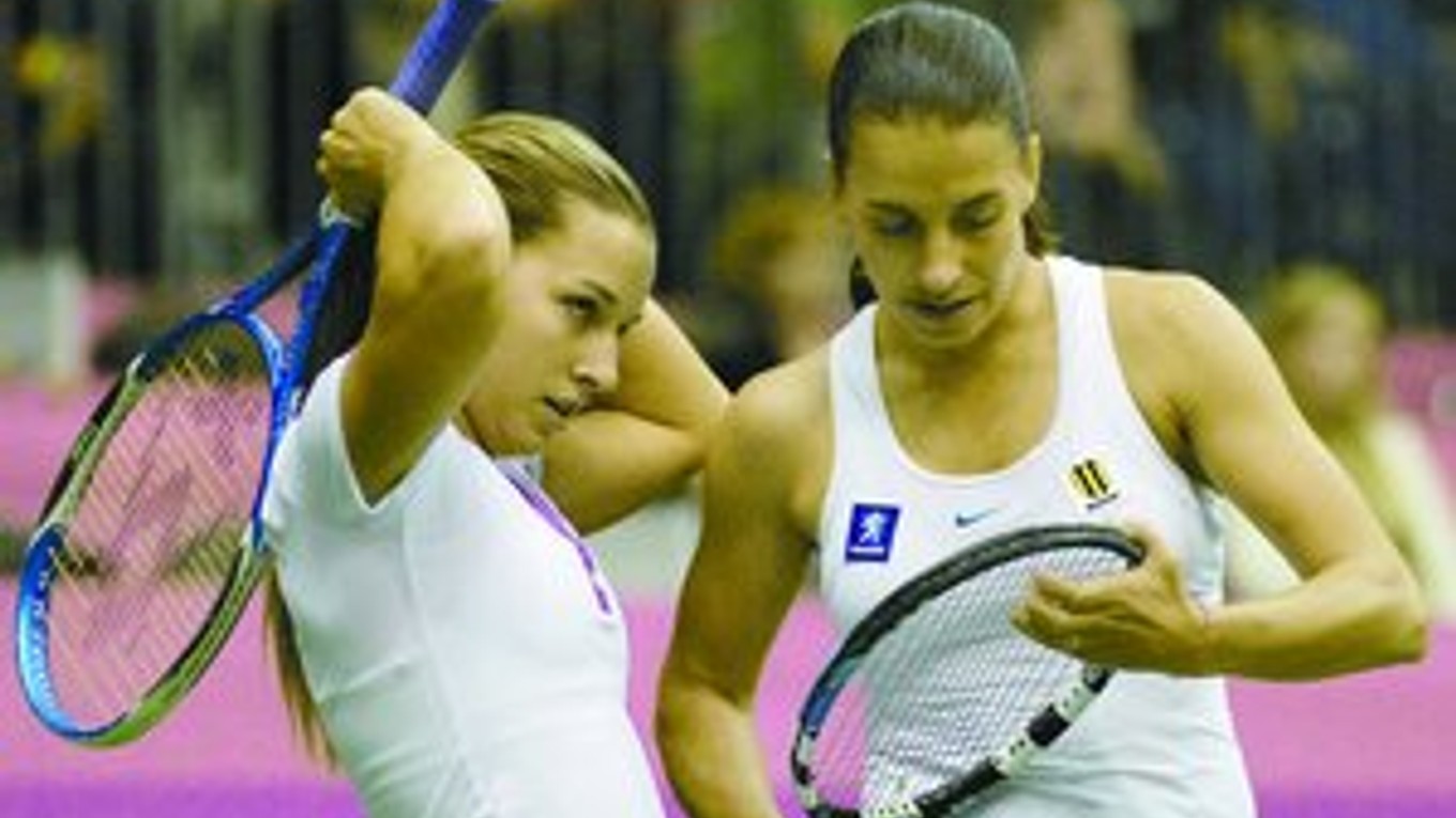 Dominika Cibulková a Janette Husárová vo štvorhre proti Češkám Nicole Vaidišovej a Květe Peschkeovej.