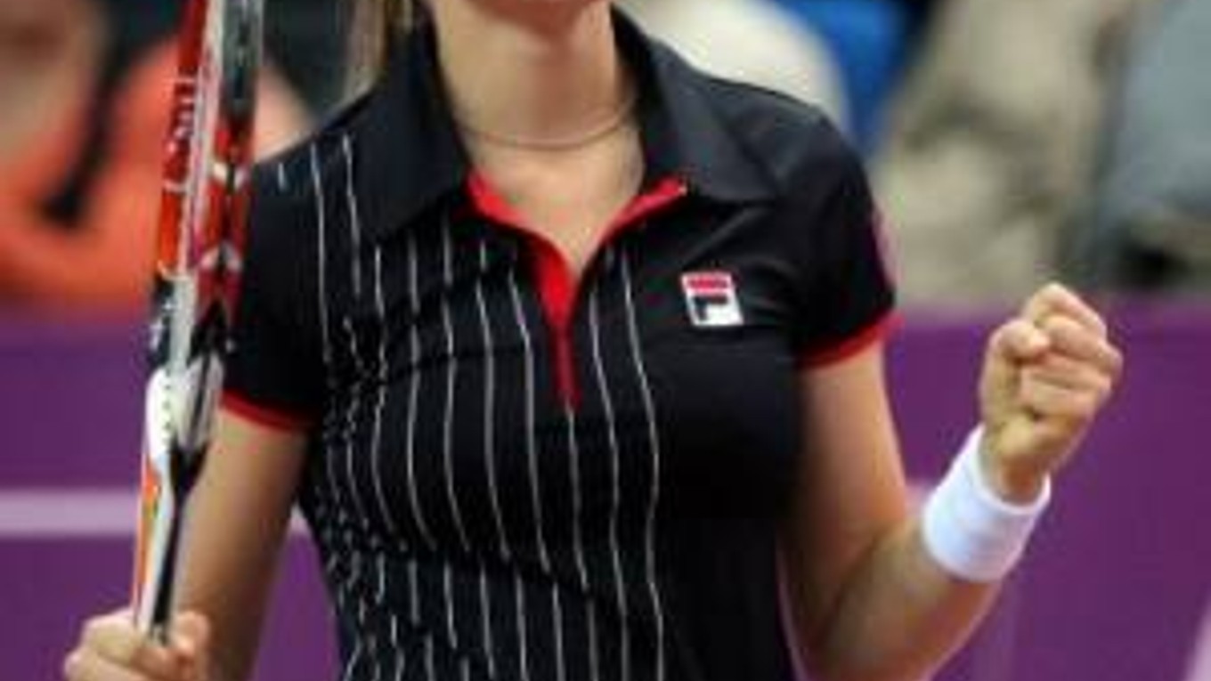 Maďarka Agnes Szavayová oslavuje víťazstvo v zápase so Slovenkou Danielou Hantuchovou na turnaji v Paríži 8.februára 2008.