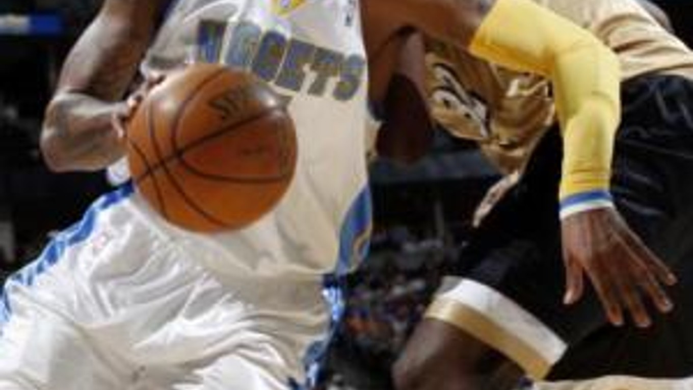 Carmelo Anthony uniká svojmu obrancovi v zápase Denveru Nuggets s Washingtonom Wizzards.