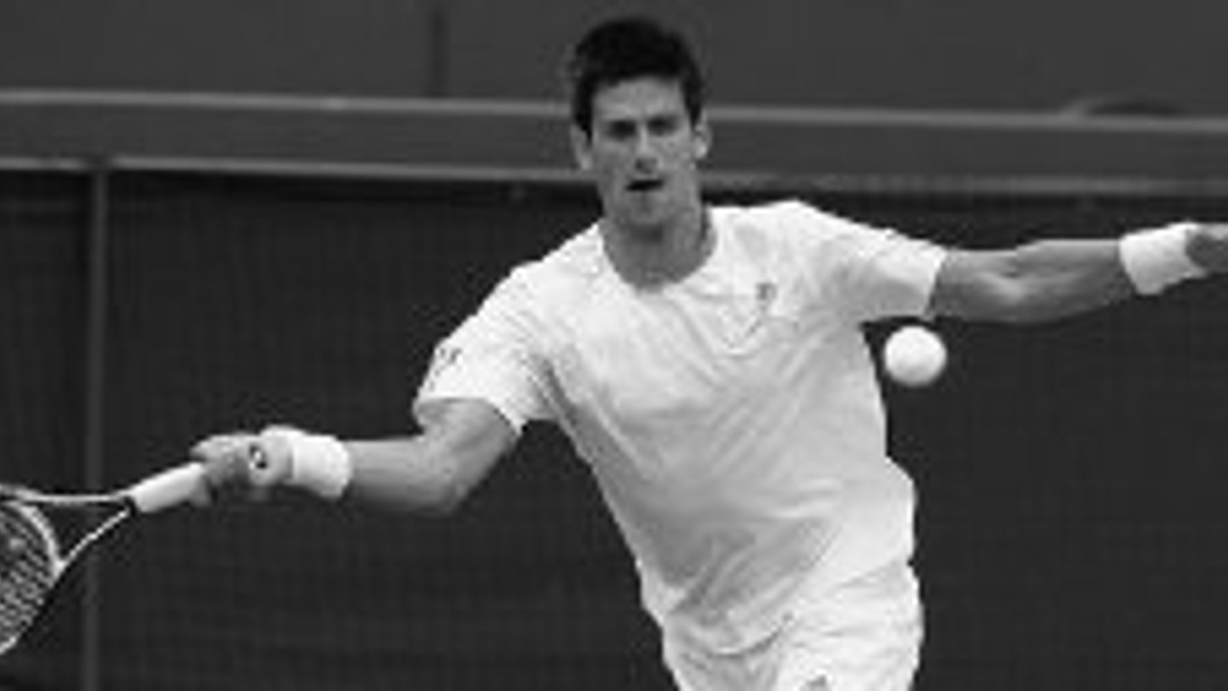 Novak Djokovič zo Srbska, zverenec slovenského trénera Mariána Vajdu, zdolal vo včerajšom osemfinále Austrálčana Hewitta v štyroch setoch a prvý raz v kariére sa na wimbledonskej tráve prebojoval do štvrťfinále.