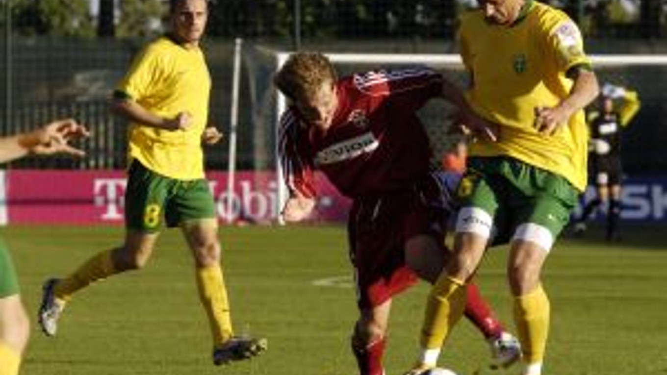 Corgoň liga 2006/07 pozná najlepšiu jedenástku, do ktorej patrí aj hráč Žiliny Zdeno Štrba (na snímke s loptou).