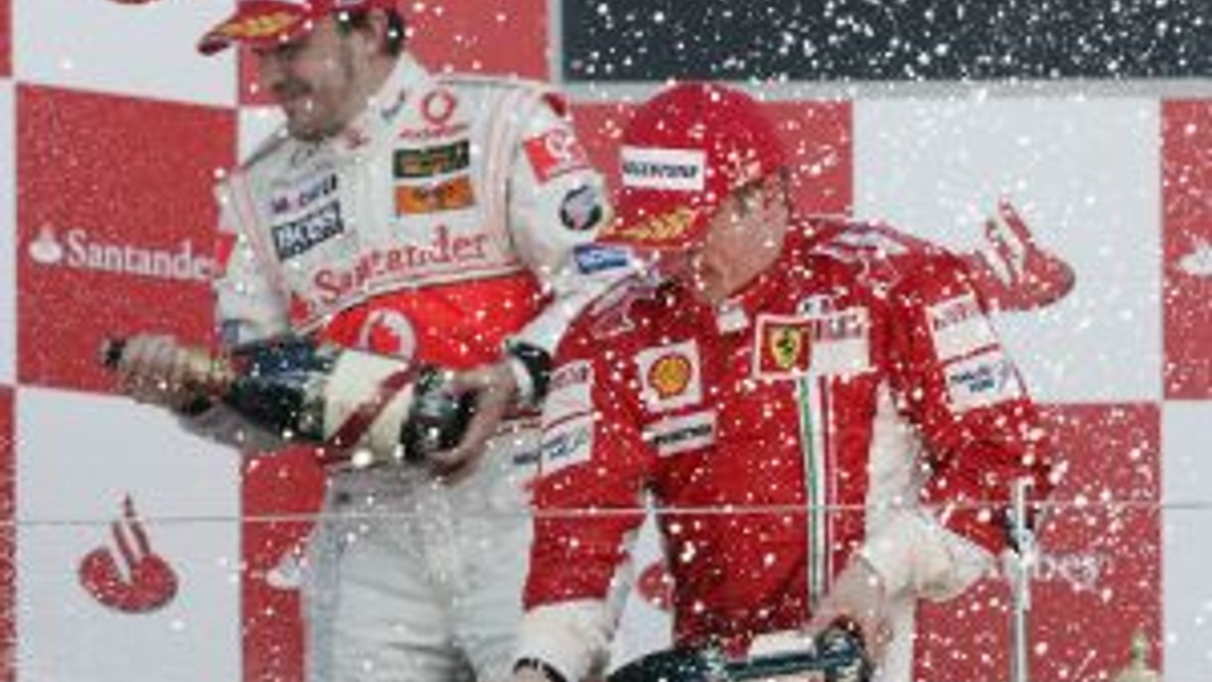 Fín Kimi Räikkönen na Ferrari sa tešil v seriáli F1 už z druhého víťazstva v rade. Tento krát slávil úspech na VC Veľkej Británie v Silverstone.