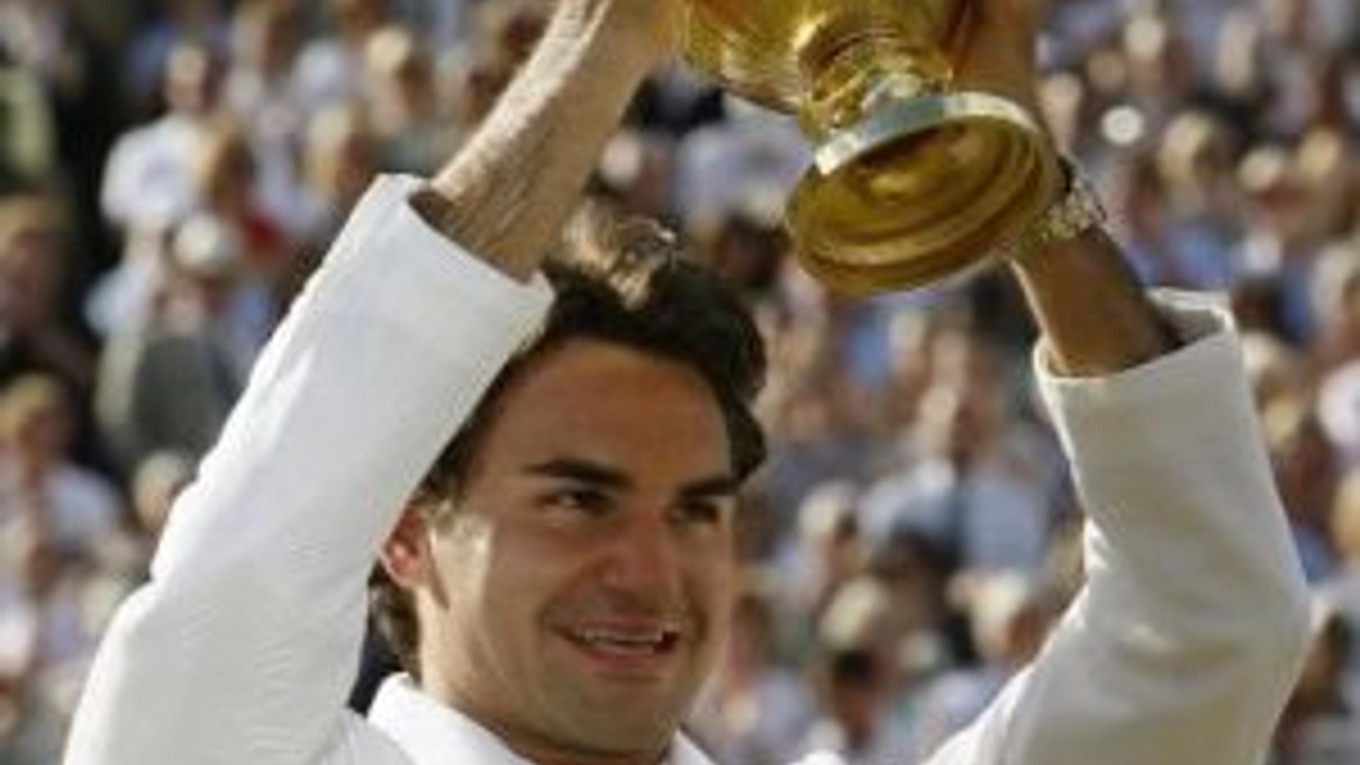 Päťnásobný víťaz mužskej dvojhry vo Wimbledone, švajčiarsky tenista Roger Federer.