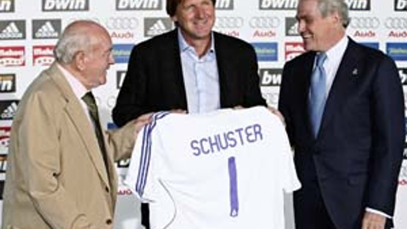Nemec Bernd Schuster (vpravo) s dresom Realu Madrid s č. 1