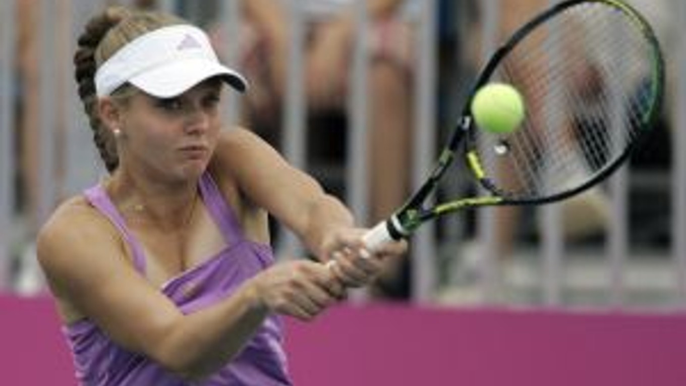 Ruska Anna Čakvetadzeová odvracia servis Vanii Kingovej v semifinále Fed Cupu proti USA