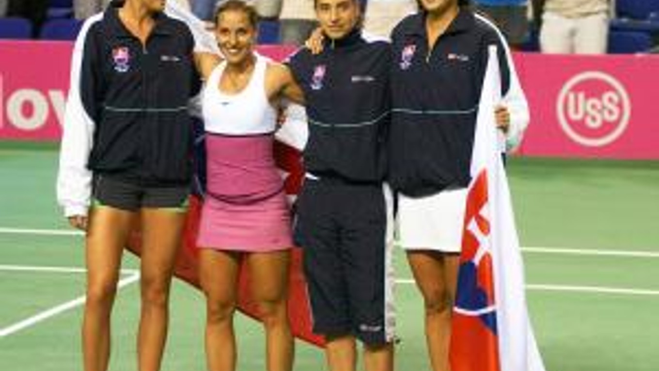 Slovenské tenistky zľava: Daniela Hantuchová, Dominika Cibulková, Janette Husárová a Jana Juricová pózujú po zdolaní Srbska