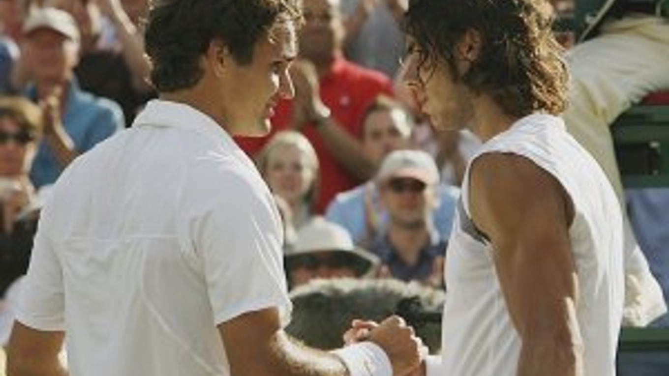 Roger Federer a Rafael Nadal si podávajú ruky na konci finálového zápasu vo Wimbledone 2007