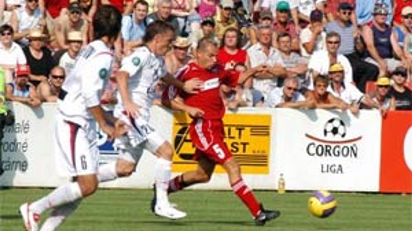 Ondrej Číž a Patrik Pavlenda z FC Vion (vpravo) bránený Viktorom Berkomi z FC Almaty (vľavo).