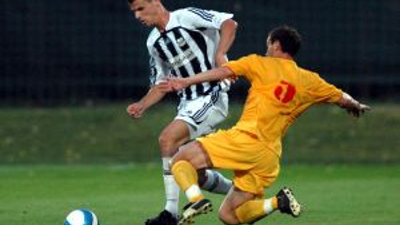 Juraj Halenár v súboji s Adrianom Valentinom Stanom. Po zápase bol spokojnejší hráč moldavského tímu.