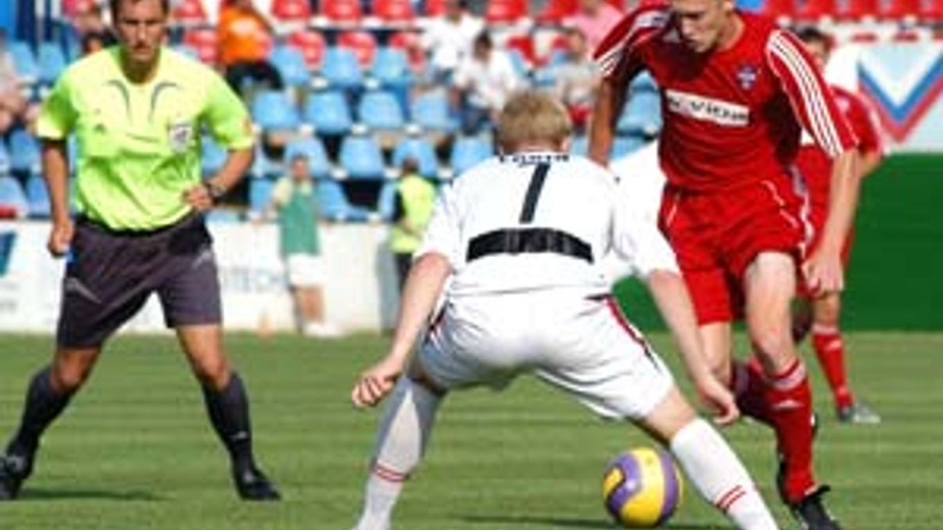 Ondrej Číž z FC Vion (vpravo) proti brániacemu Sergeyovi Larinov z FC Almaty. Zo zápasu Pohára UEFA FC ViOn Zlaté Moravce - FC Almaty 3:1.