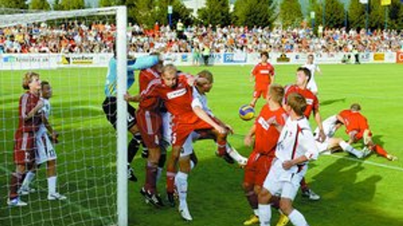 Brankár Michal Peškovič likviduje s pomocou Ondreja Číža (4) a Patrika Pavlendu (5) závar pred bránkou ViOnu. Z prvého predkola Pohára UEFA Zlaté Moravce – FC Almaty 3:1.