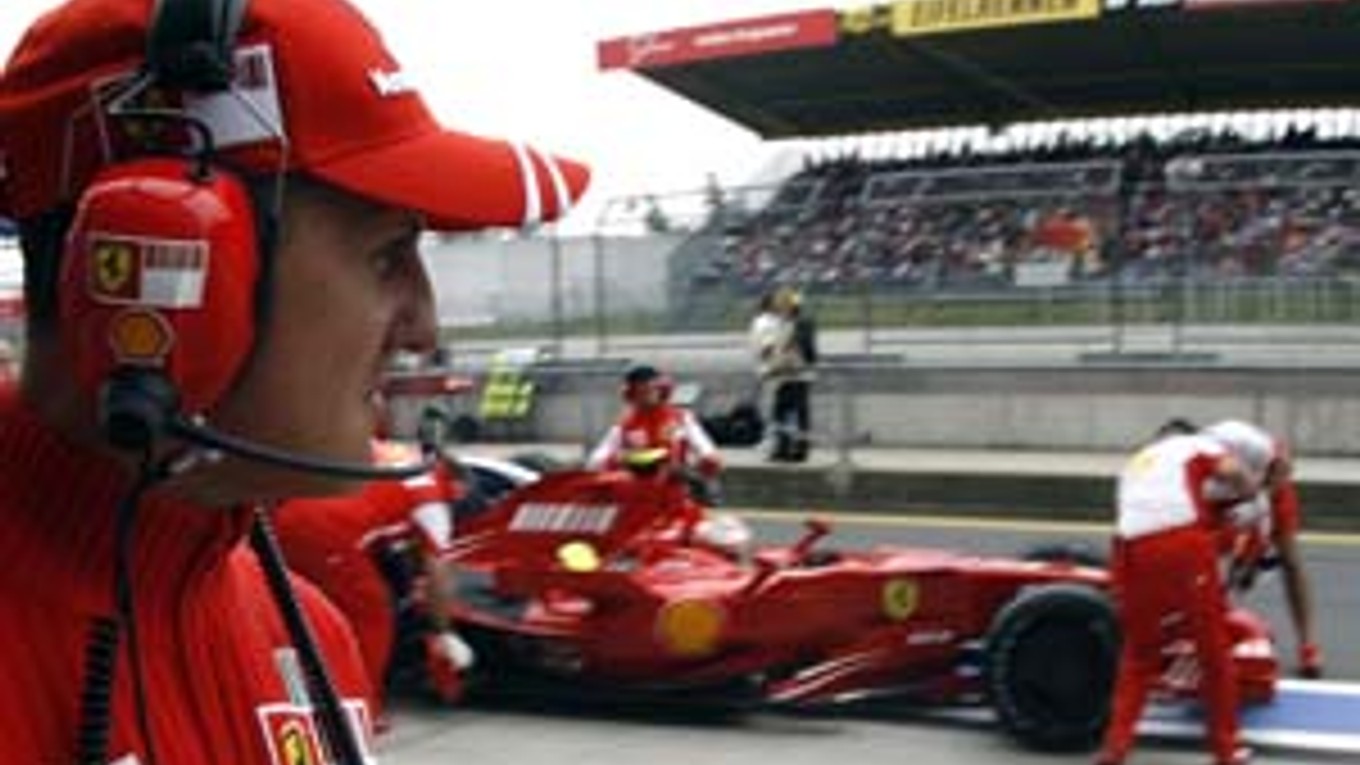 Včerajší meraný tréning pred Veľkou cenou Európy F 1 na Nürburgringu sledoval exmajster sveta Michael Schumacher. Na snímke pozoruje svojho nástupcu v tíme Ferrari Räikkönena, ktorý skončil v prvom tréningu druhý za Hamiltonom (McLaren). V druhom si