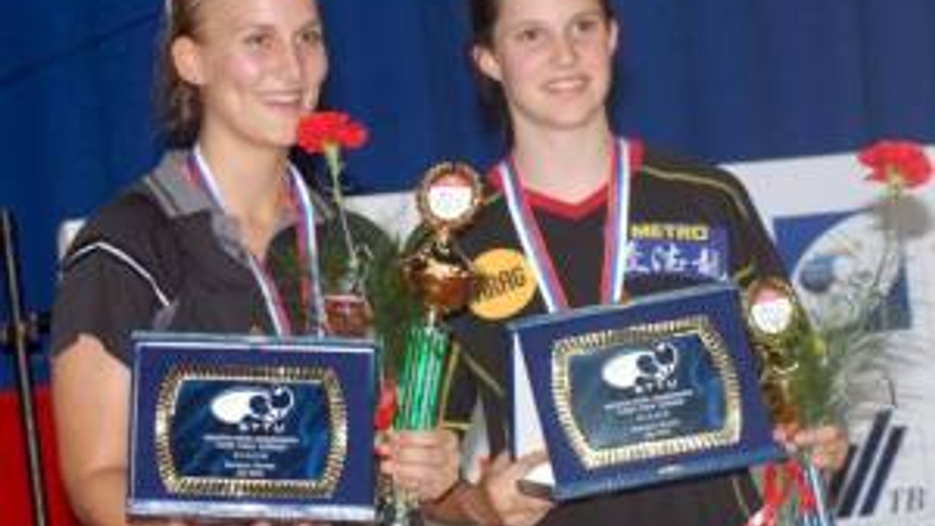 Na snímke vľavo Slovenka Barbora Balážová víťazka finále štvorhry 50. MEJ v bratislavskom NTC, ktorú hrala s Nemkou Sabine Winterovou