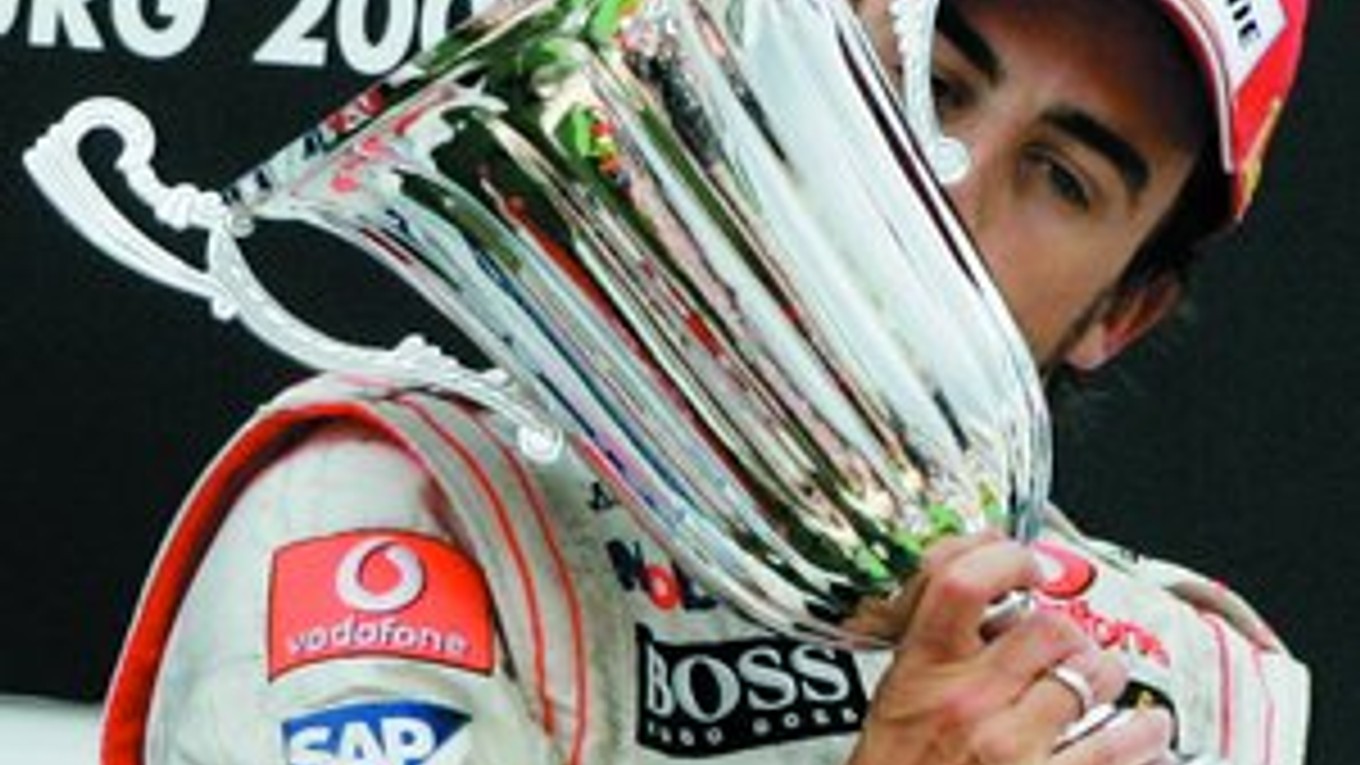 Po triumfe na Nürburgringu stráca Alonso v hodnotení MS dva body na Hamiltona.