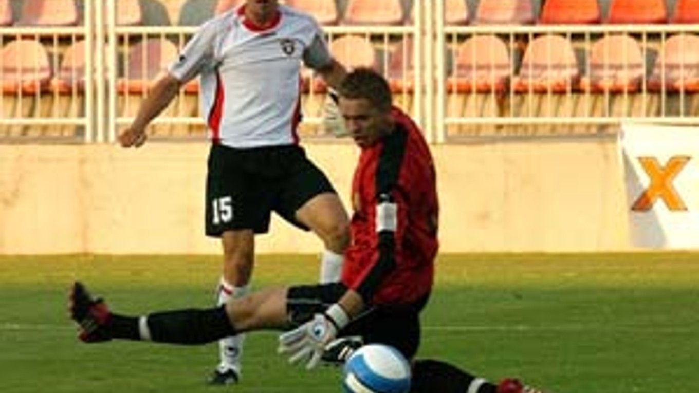 Ľubomír Bernáth z Trnavy prekonáva košického brankára Matúša Putnockého v zápasu Corgoň ligy Spartak Trnava MFK Košice 5:1.
