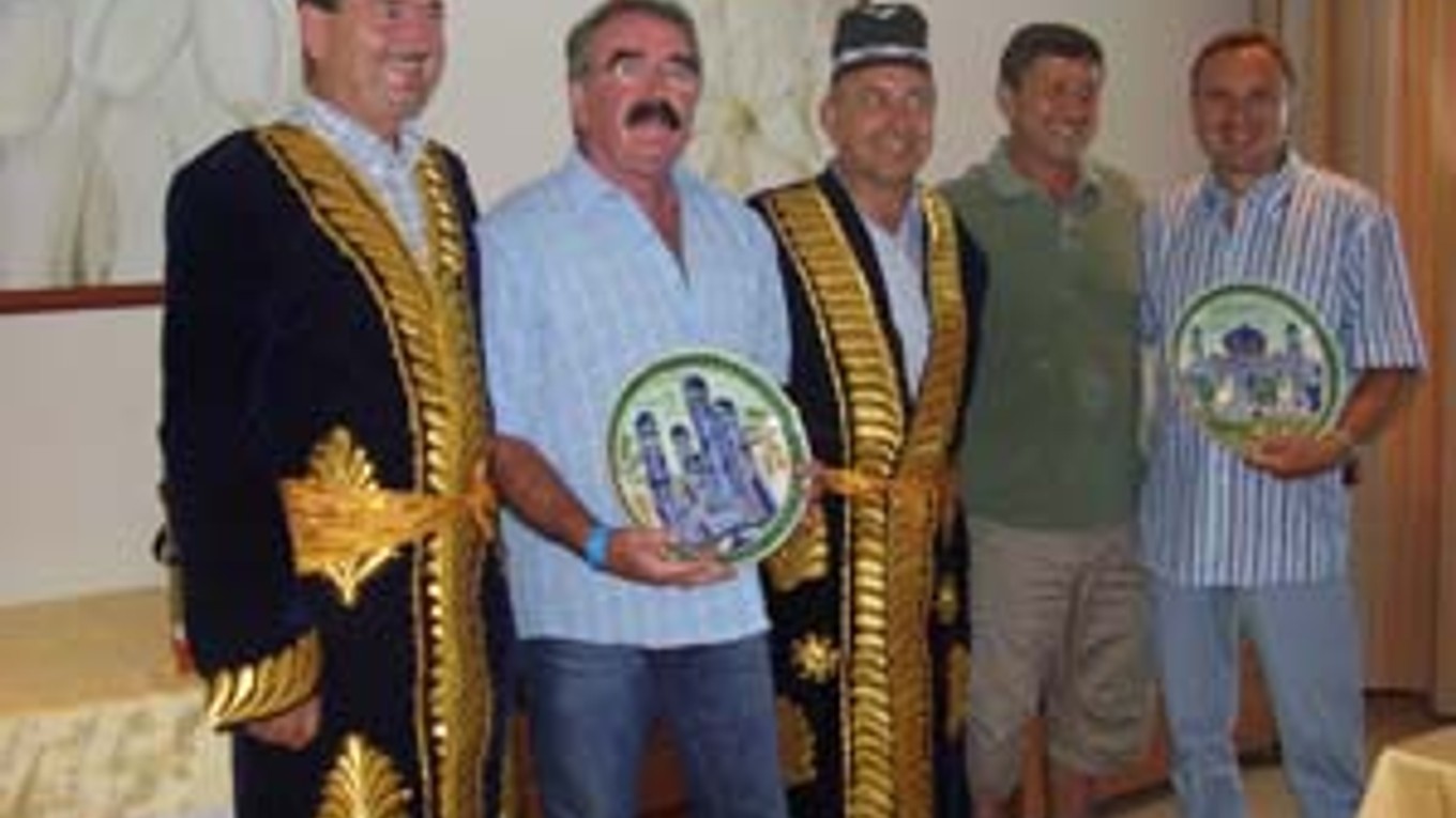 Prejavu najvyššej úcty sa dostalo Ľudovítovi Černákovi (vľavo) a Viliamovi Ondrejkovi (v strede). Dary v podobe čapanu a ťubitejky znamenajú v Uzbekistane priam pobratanie, šéf Mash'al Muboraku odovzdal obom národný kroj, na snímke sú s nimi aj spevák Rob