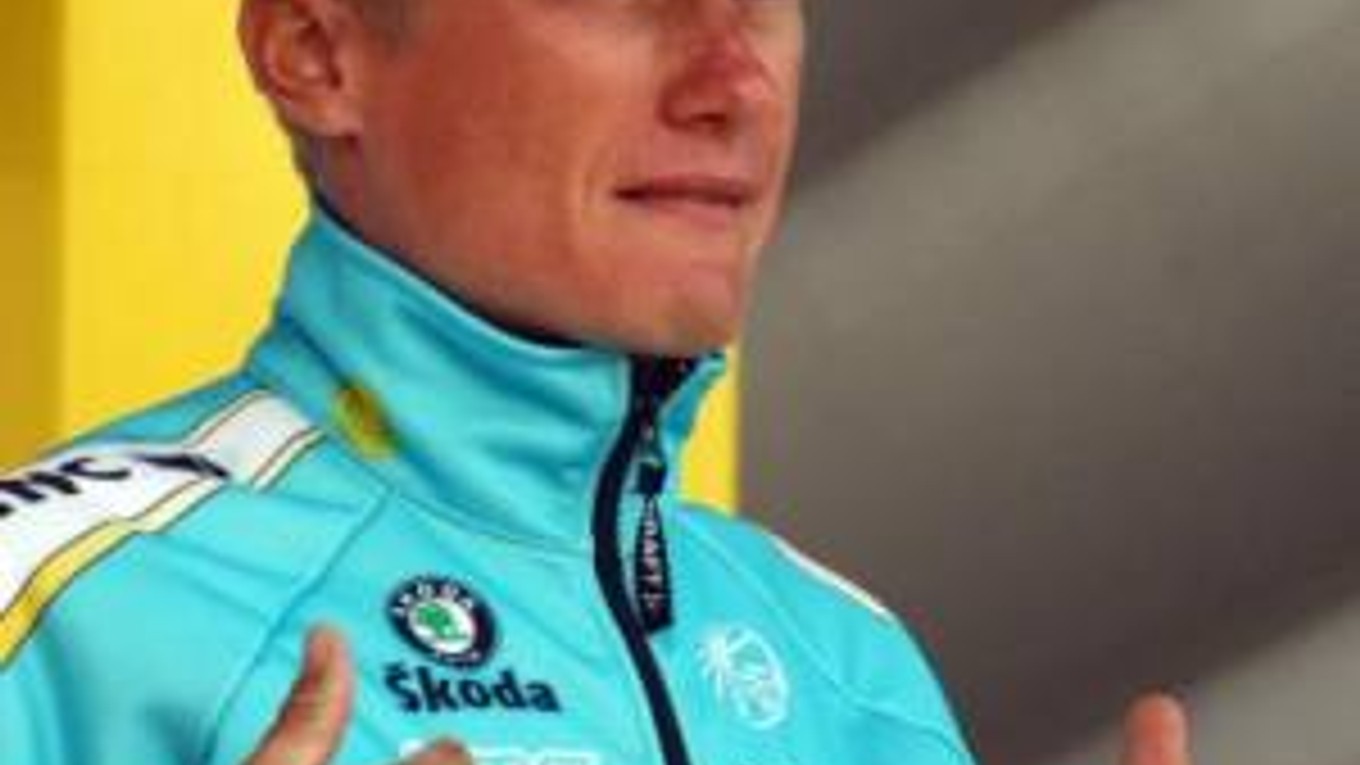 Kazach Alexander Vinokurov oslavuje víťazstvo v 13. etape cyklistických pretekov Tour de France 21. júla 2007 vo francúzskom Albi.