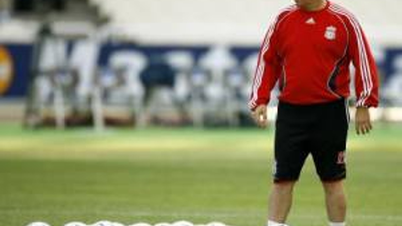Tréner Liverpoolu Rafael Benitez sleduje tréning svojich zverencov