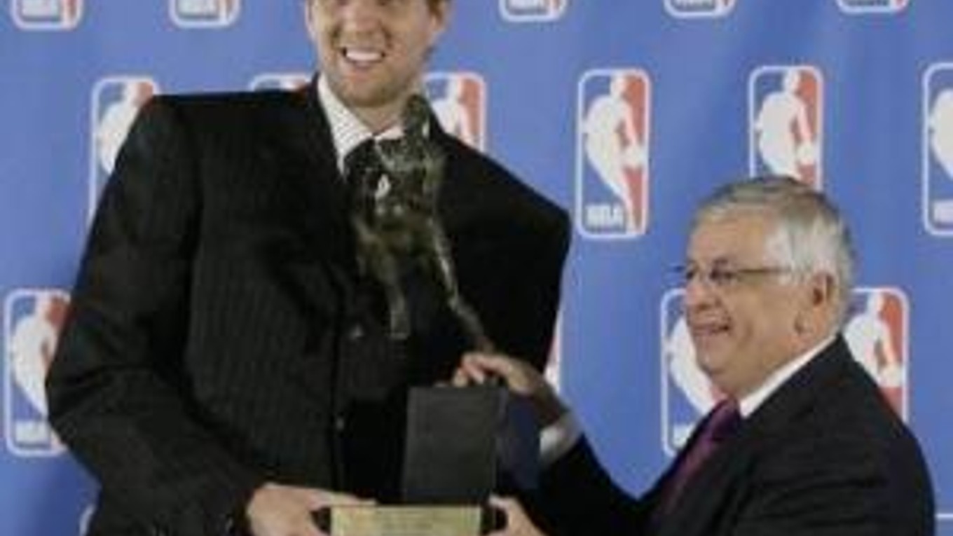 Nemec Dirk Nowitzki preberá cenu pre najlepšieho hráča NBA z rúk hlavného komisára Davida Sterna