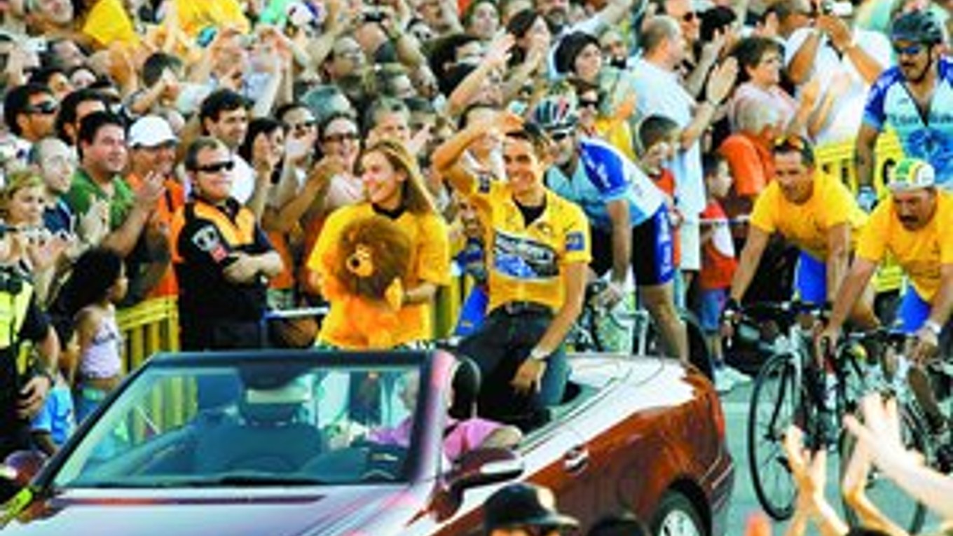 Podozrievaný víťaz Tour de France Alberto Contador aj so snúbenicou Macarenou v aute počas osláv v rodnom Pinte neďaleko Madridu.