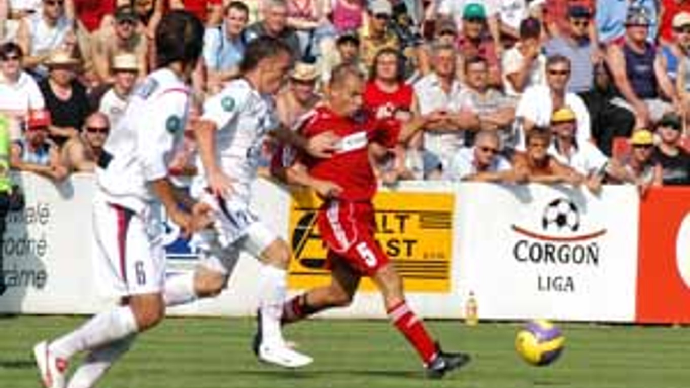 Patrik Pavlenda (vpravo) uniká kazažskému obrancovi Viktorovi Berkomovi. Z prvého stretnutia 1. predkola futbalového Pohára UEFA Zlaté Moravce – FC Almaty 3:1.