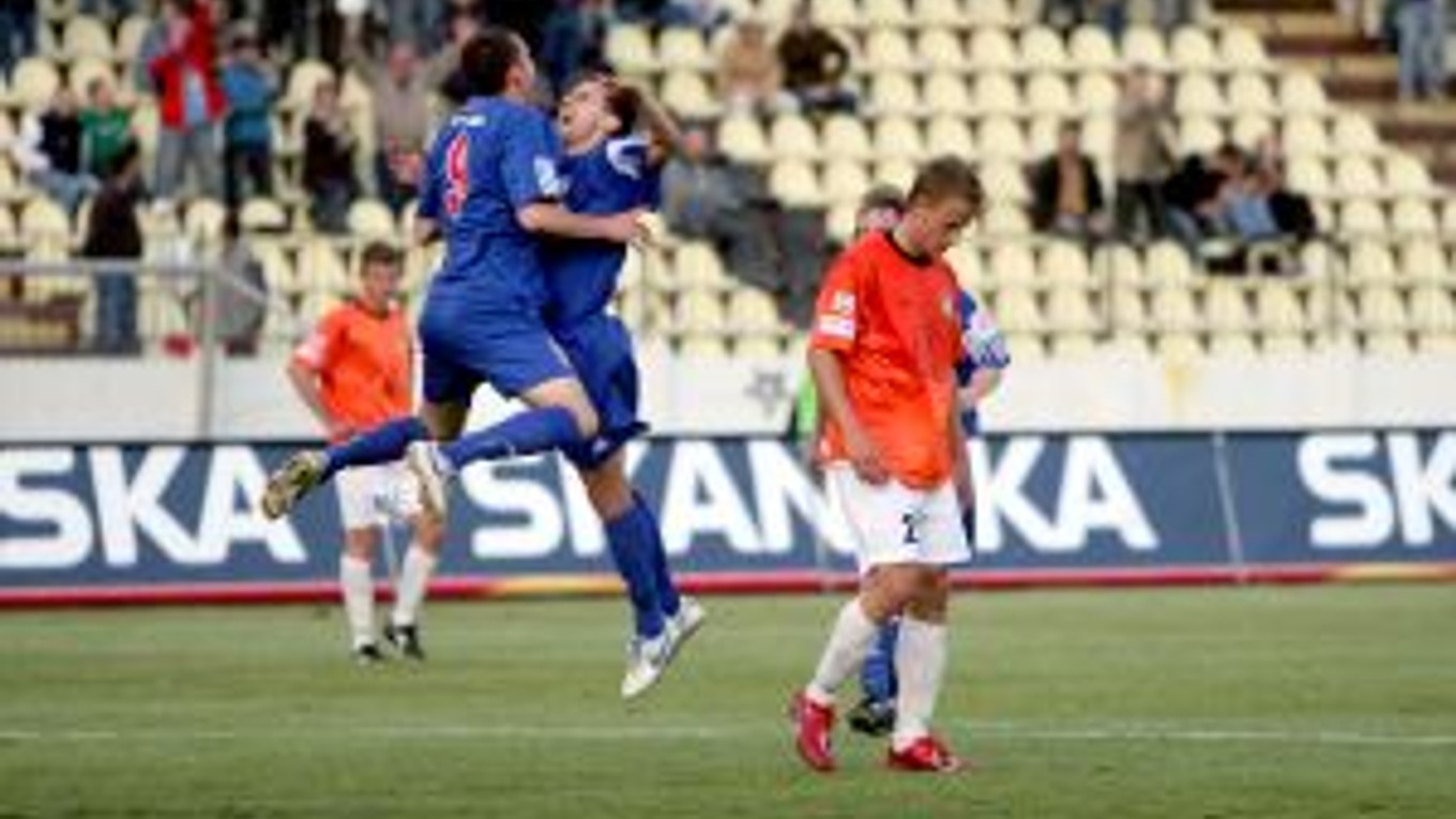 Zlaté Moravce sa po víťazstve v Slovenskom pohári (snímka je práve z finálového zápasu so Sencom) a postupe do Corgoň ligy, tešia ďalšiemu úspechu - postupu  v kvalifikácii Pohára UEFA.