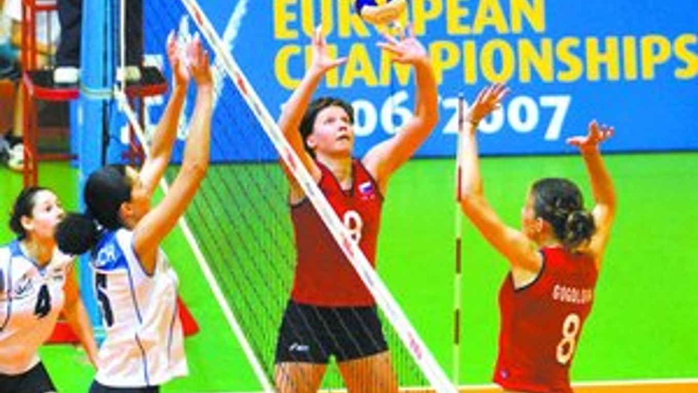 Aj Ivana Zburová (druhá sprava) a Jana Gogolová (vpravo) sú v slovenskom výbere na Svetovú letnú univerziádu.