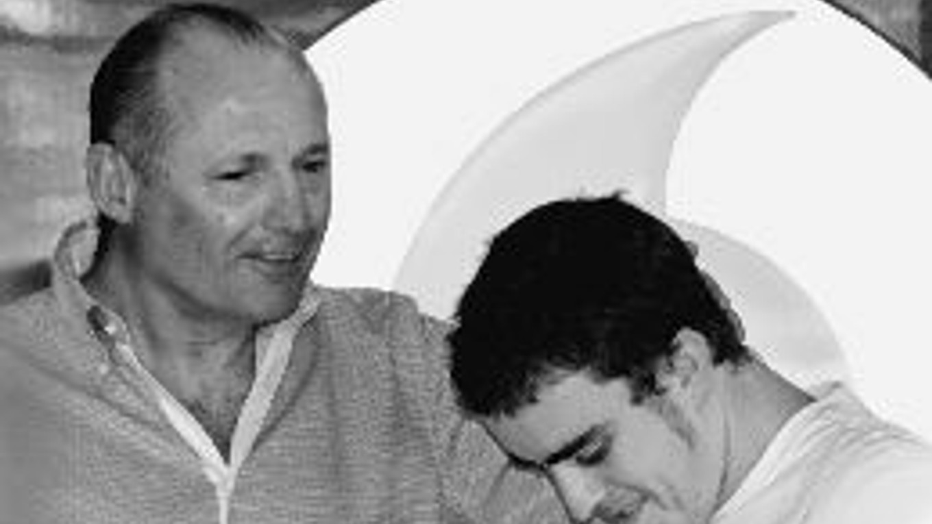 Ron Dennis (vľavo) so španielskym obhajcom titulu majstra sveta formuly 1 Fernandom Alonsom.