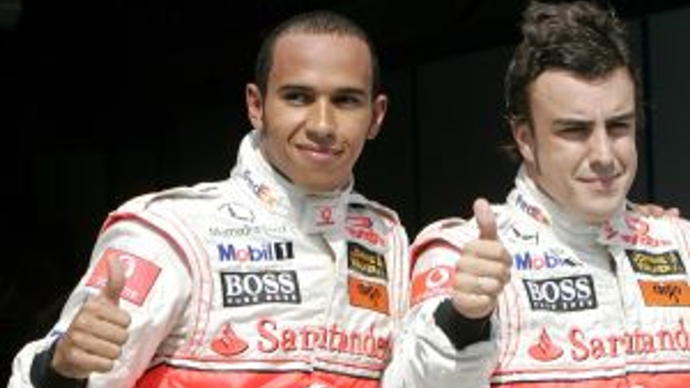 Fernando Alonso (vpravo) so svojím kolegom z McLarenu Lewisom Hamiltonom po skončení kvalifikácie na Veľkú cenu Maďarska.