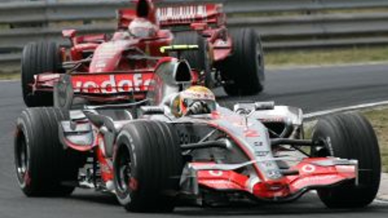 Jazdec McLaren Mercedes Lewis Hamilton (vpredu) sa stal víťazom Veľkej ceny Maďarska
