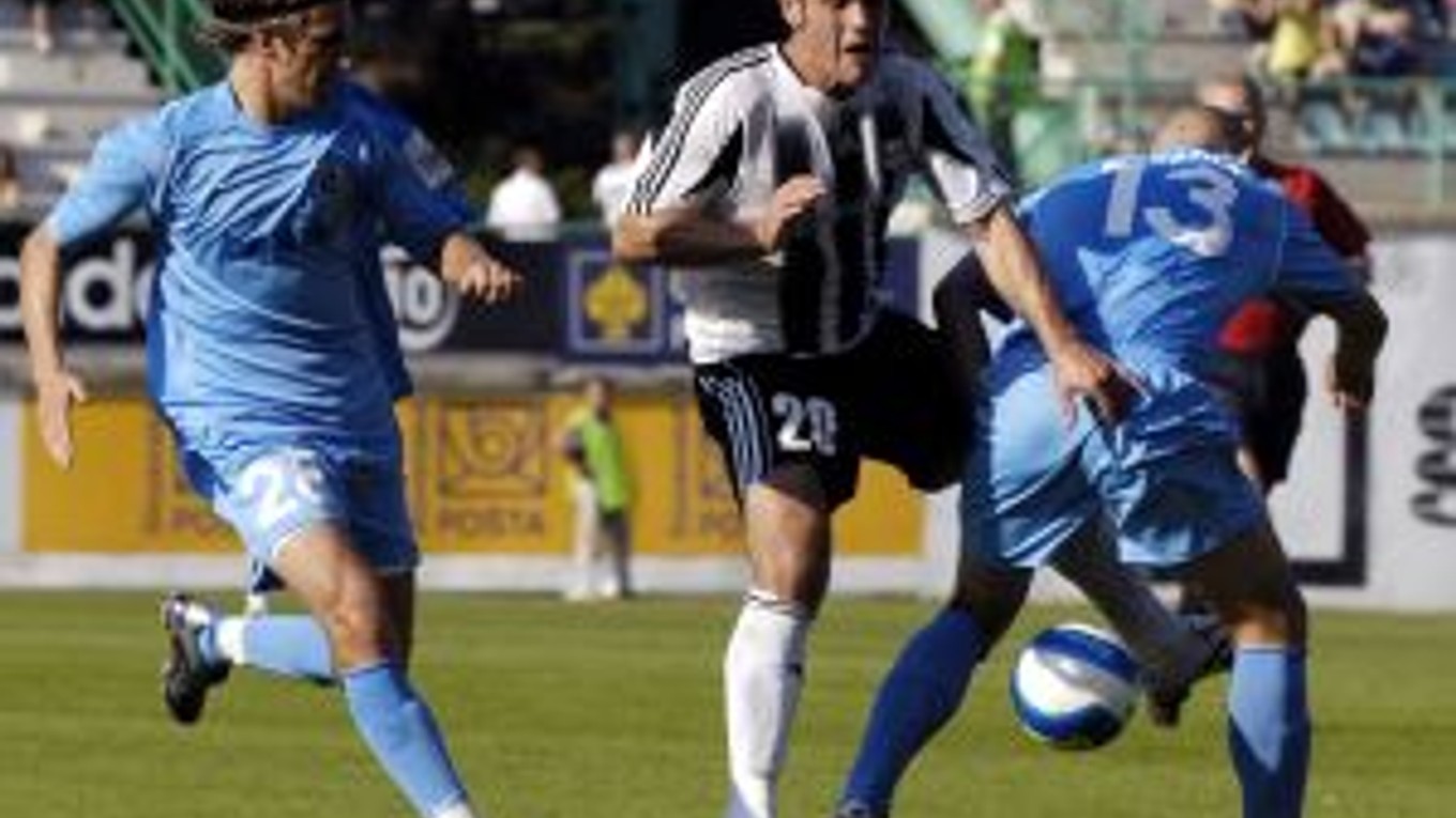 Na snímke uprostred Branislav Fodrek (Artmedia) v súboji o loptu s dvoma Slovanistami Ottóm Szabóm (vľavo) a Martinom Švestkom (vpravo).