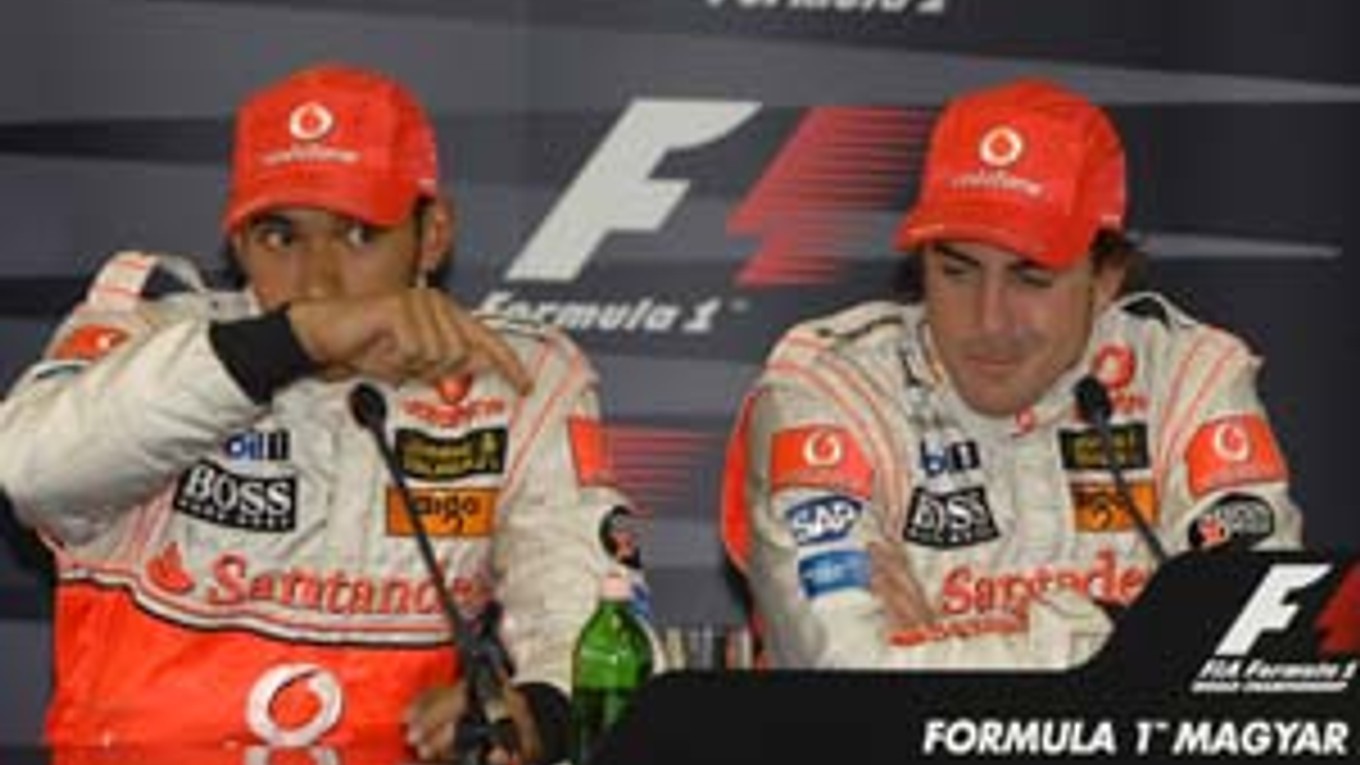 Vzťah medzi jazdcami tímu formuly 1 McLaren Lewisom Hamiltonom (vľavo) a Fernandom Alonsom je po víkendovej Veľkej cene Maďarska na bode mrazu.