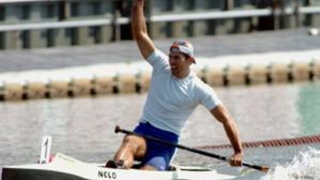 Slovenský reprezentant v rýchlostnej kanoistike Marián Ostrčil 11. augusta 2007 sa teší zo striebornej medaily v cieli A-finále C1 na 1000 m, počas MS v Duisburgu.