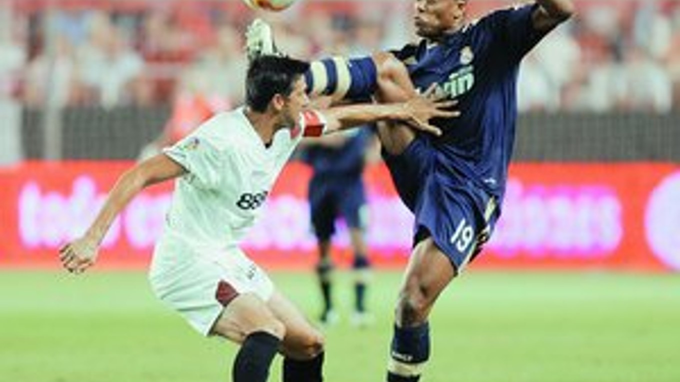 Julio Cesar Baptista (vpravo) v súboji so Sevillčanom José Martim Solerom. Z prvého zápasu španielskeho Superpohára FC Sevilla – Real Madrid 1:0.