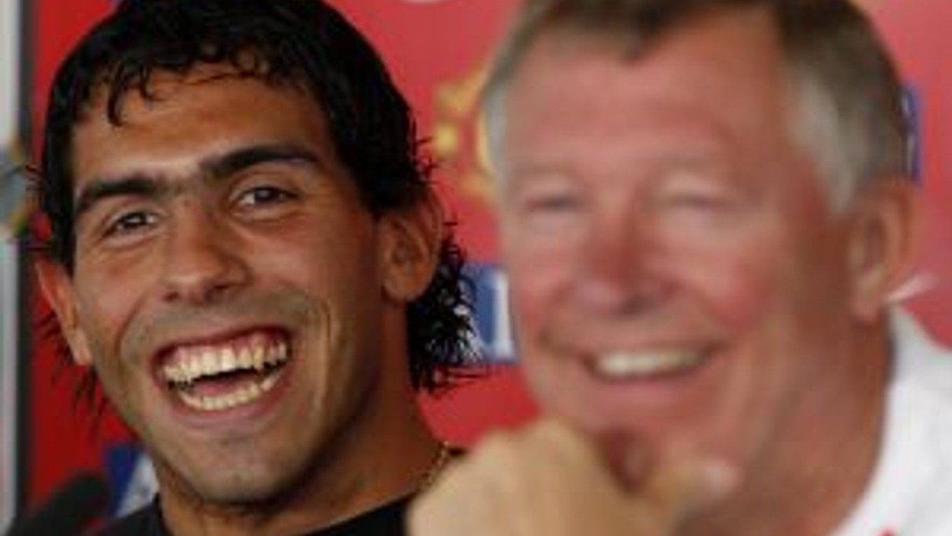 Prípad Tévez ako argentínska telenovela: Carlosovi Tévezovi (vľavo) môže byť do smiechu, veď svojimi gólmi pomohol v minulej sezóne West Hamu k záchrane, čo na druhej strane znamenalo angažmán na Old Trafforde. Futbalistu ani kormidellníka MUFC Alexa Ferg