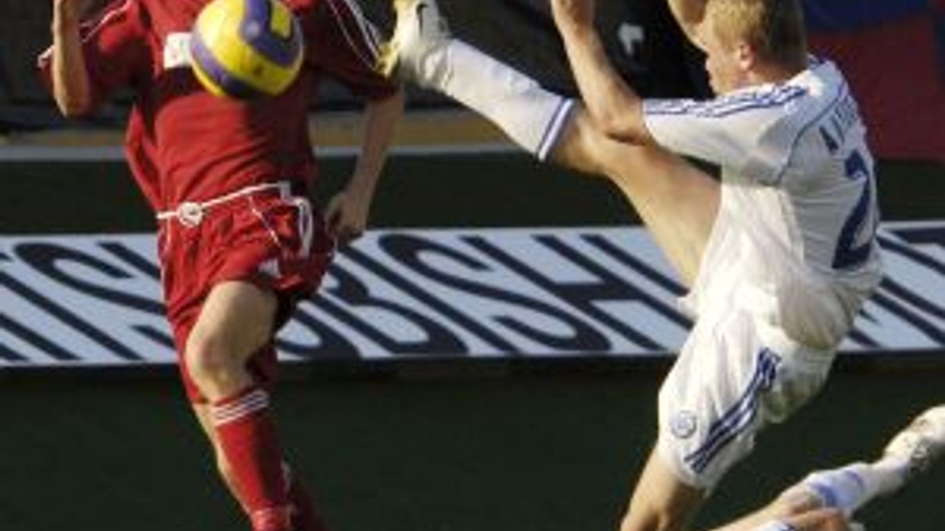 Na snímke vľavo domáci Peter Kuračka v súboji s Alexandrom Aňukovom.