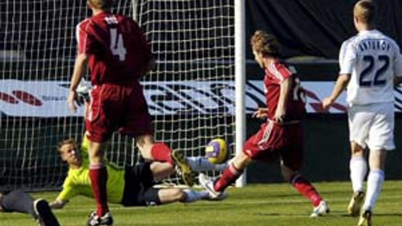 Stredopoliar Zlatých Moraviec Peter Kuračka vo vyloženej šanci prestreľuje bránku Zenitu Petrohrad v druhom predkole futbalového Pohára UEFA. ViOn - Zenit 0:2.