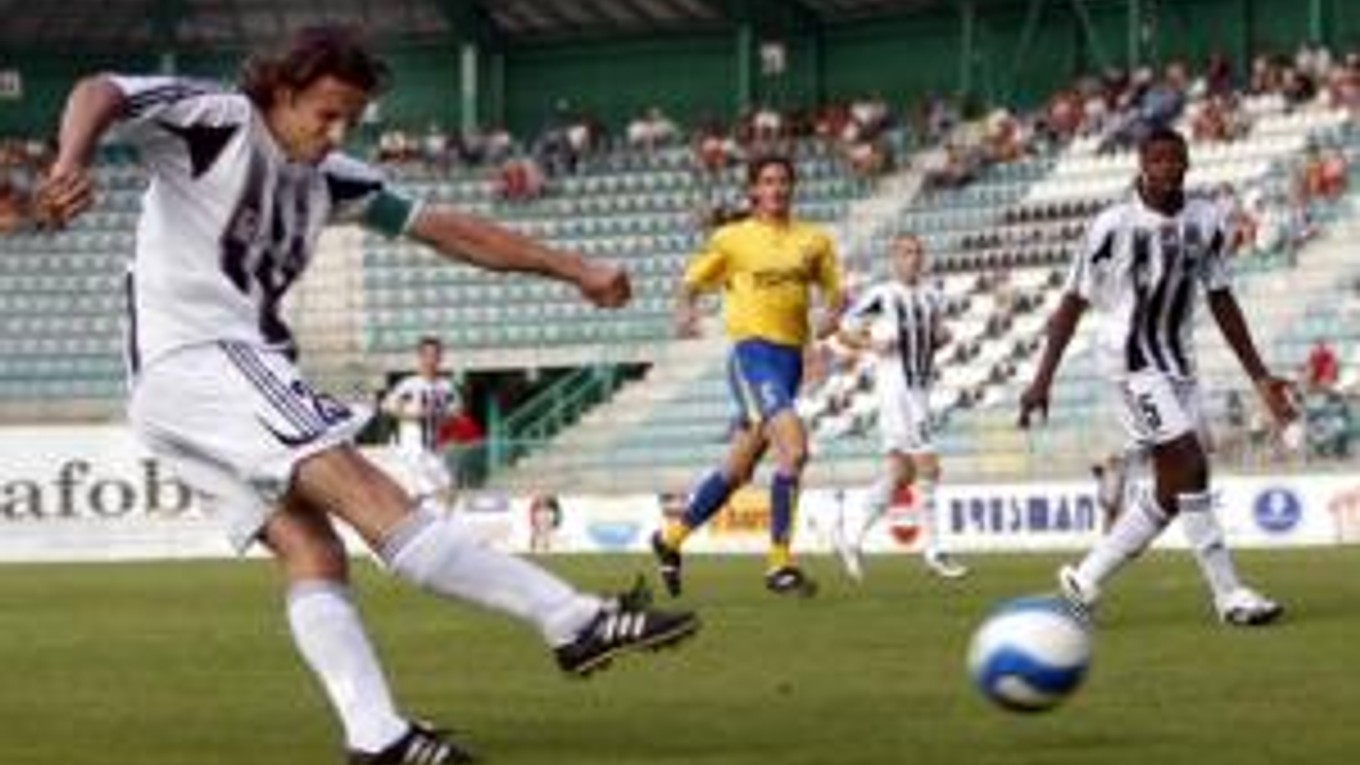 Ján Kozák (vľavo) strieľa na košickú bránu v zápase 6. kola Corgoň ligy FC Artmedia Petržalka - MFK Košice. Bratislava, 19. august 2007.