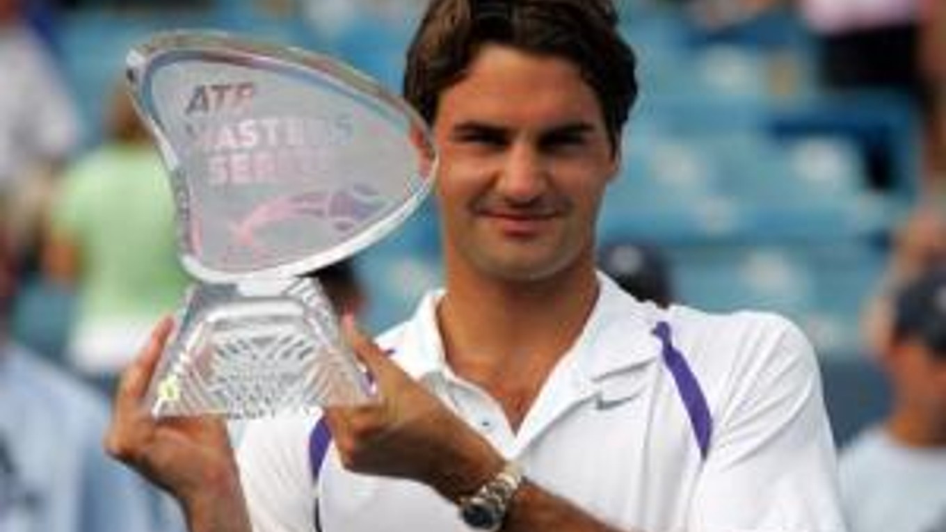 Švajčiar Roger Federer pózuje s víťaznou trofejou po finálovom zápase s Jamesom Blakeom na turnaji Western & Southern Financial Group Masters 19. augusta 2007 v Cincinnati.
