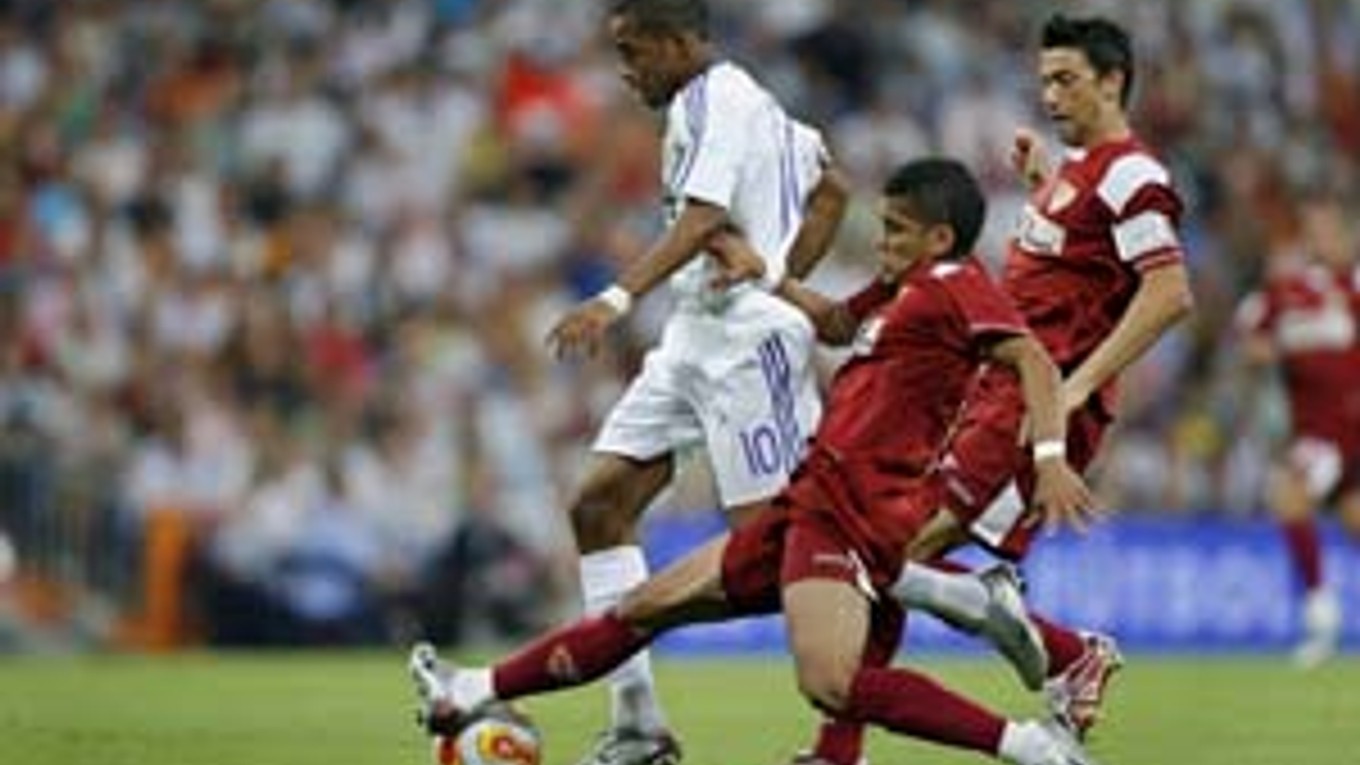 Robinho z Realu Madrid (vľavo) v súboji s Danielom Alvesom z FC Sevilla vo finále španielskeho Superpohára. Tešili sa z neho Sevillčania, ktorí chcú prekvapiť aj v Primera division.