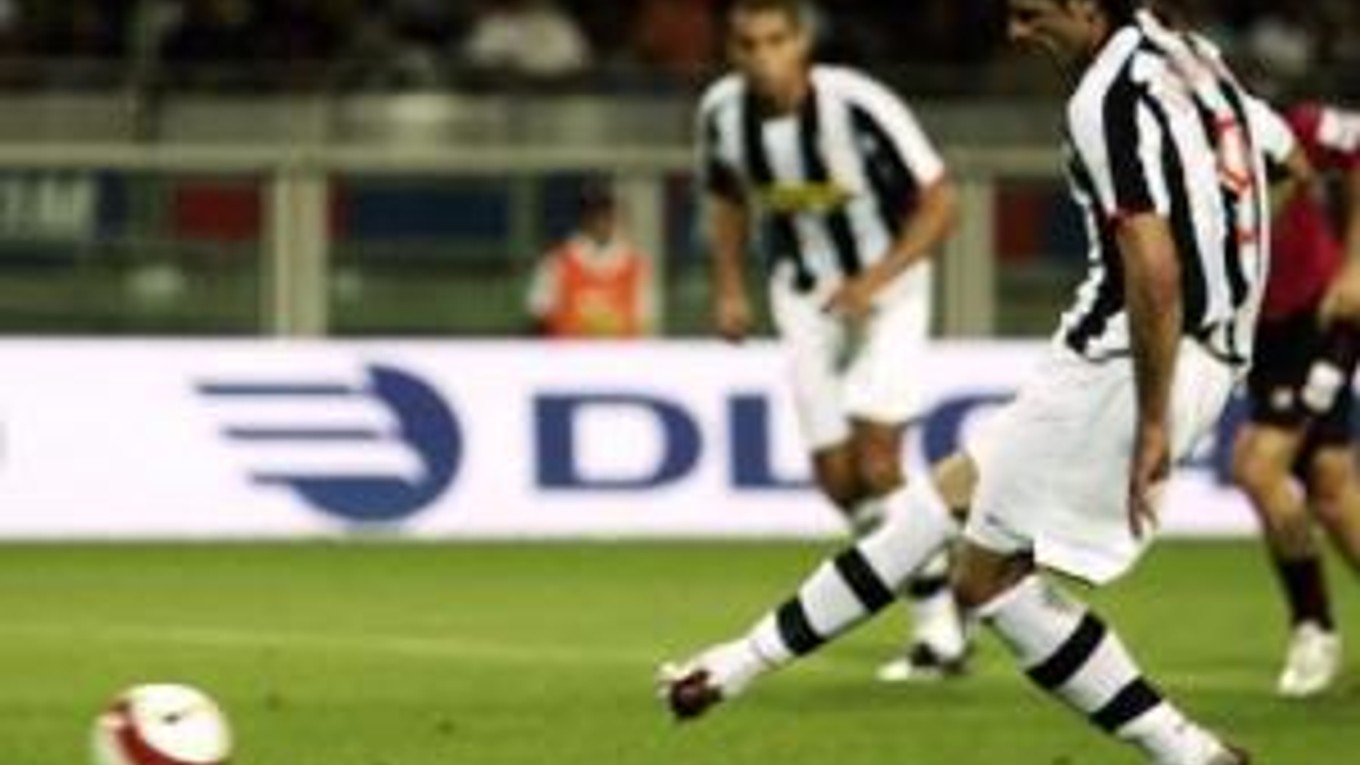 Útočník Juventusu Turín Vincenzo Iaquinta strieľa z penalty svoj druhý gól proti Livornu