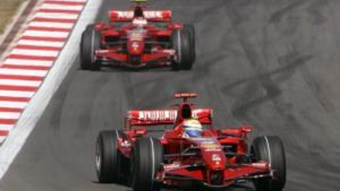 Piloti stajne Ferrari Felipe Massa z Brazílie a Kimi Raikkonen z Fínska dominovali na Veľkej cene Turecka automobilov formuly 1