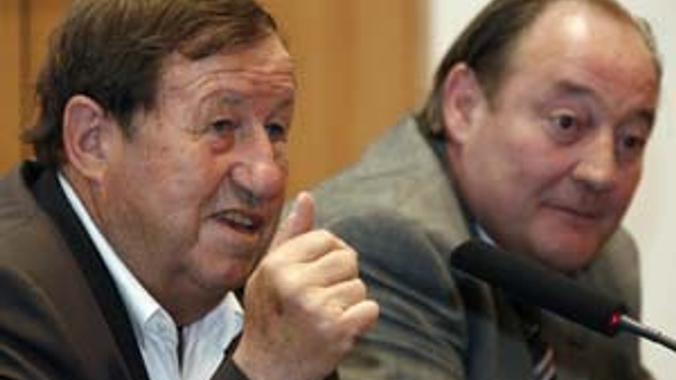 Tréner Guy Roux (vľavo) s prezidentom klubu RC Lens Gervaisom Martelom.