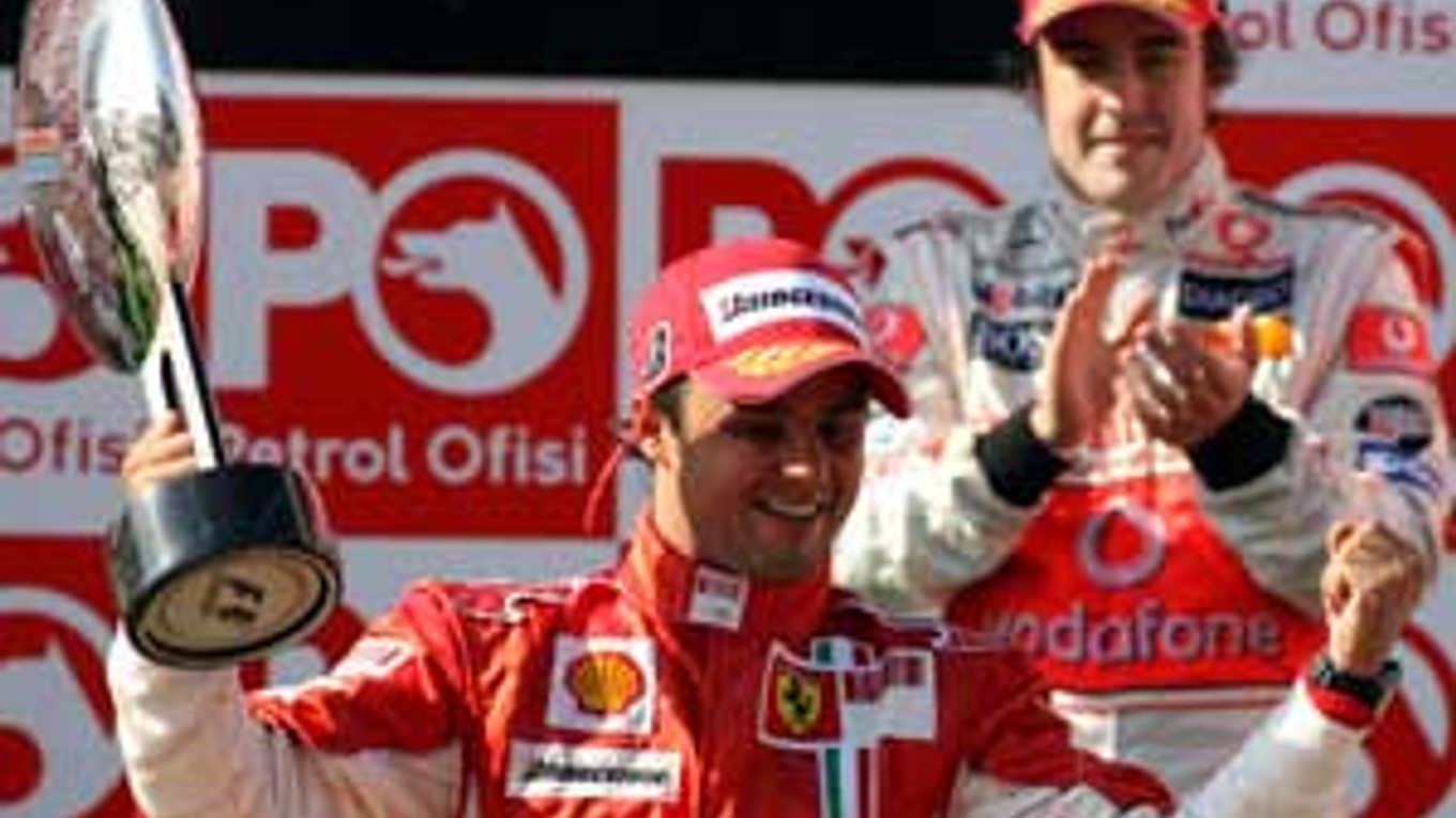Víťazné gesto Brazílčana Felipe Massu, vpravo mu aplauduje tretí v poradí vo Veľkej cene Turecka Španiel Fernando Alonso.