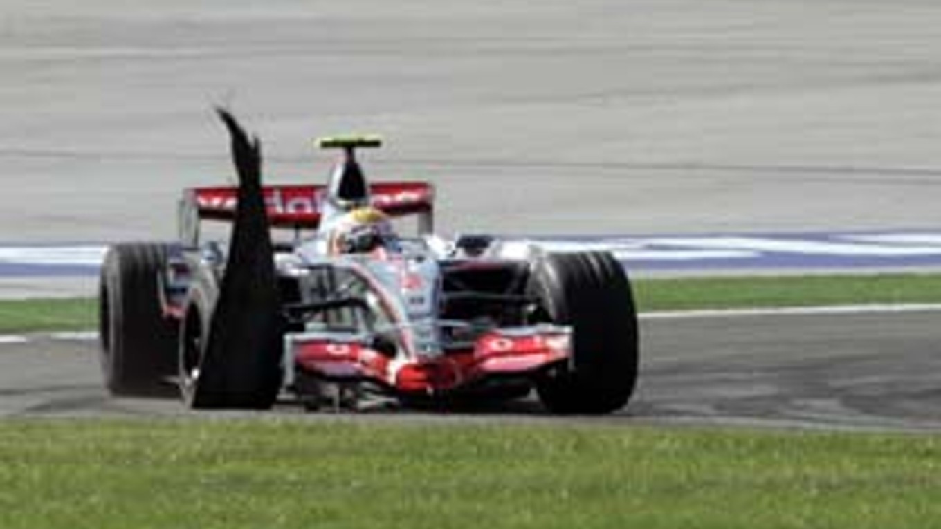 Prasknutá guma spôsobila, že britský jazdec Lewis Hamilton klesol v Istanbule z tretej pozície na konečnú piatu.