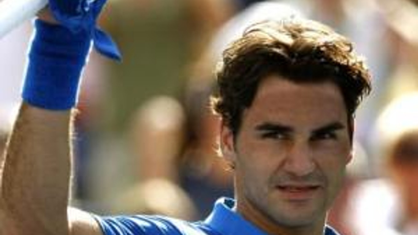 Švajčiar Roger Federer máva publiku po porážke Američana Scoville Jenkinsa v zápase prvého kola tenisového turnaja US Open 27. augusta 2007 vo Flushing Meadows. Federer vyhral 6-3, 6-2, 6-4.
