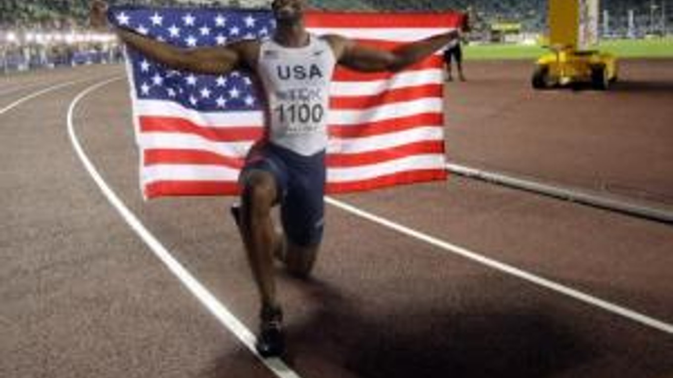 Americký šprintér Tyson Gay oslavuje svoj dnešný triumf v behu na 200 metrov na MS v japonskej Osake