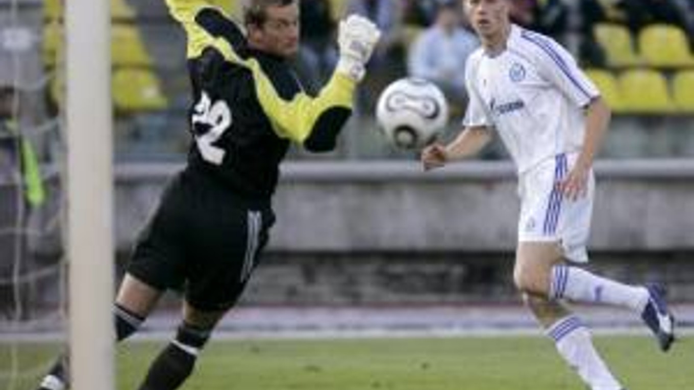 Pavel Pogrebnyak striela gól brankárovi Michalovi Peškovičovi v odvetnom zápase predkola Pohára UEFA medzi Zenitom Petrohrad a FC Vion Zlaté Moravce